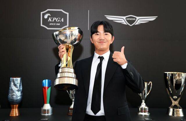지난 12일 서울 서대문구 스위스 그랜드 호텔에서 열린 2025 KPGA 제네시스 대상 시상식장에서 5관왕을 차지한 옥태훈이 포즈를 취하고 있다. KPGA 제공