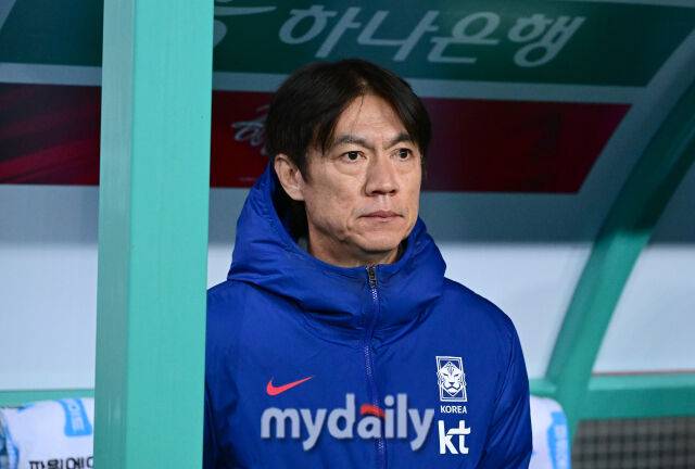 2025년 11월 14일 오후 대전월드컵경기장에서 대한민국과 볼리비아의 친선경기가 열렸다.홍명보 감독이 경기를 지켜보고 있다./대전월드컵경기장=유진형 기자