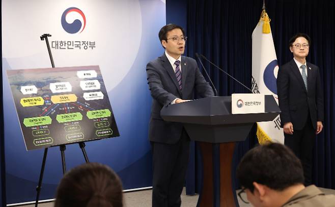 여한구 산업통상부 통상교섭본부장이 14일 서울 종로구 정부서울청사에서 한미 관세협상 팩트시트 및 MOU 관련 브리핑을 하고 있다. 오른쪽은 김정관 산업통상부 장관. 연합뉴스