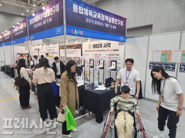 ▲15일 경기도교육청이 개최한 ‘웰컴 투 디지털! 경기교육연구 페스타 2025’가 진행 중인 모습. ⓒ프레시안(전승표)