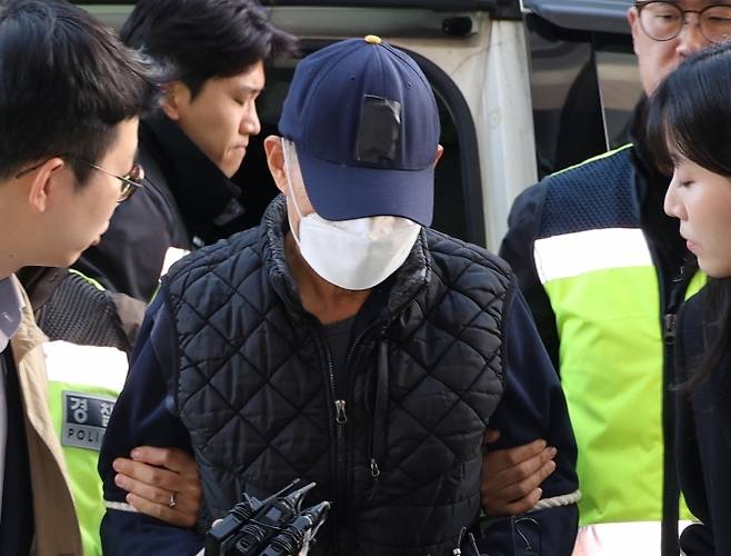 ‘21명 사상’ 부천 돌진사고 낸 60대 구속심사 - 전통시장에서 돌진 사고를 내 2명을 숨지게 하고 19명을 다치게 한 60대 트럭 운전자가 15일 오후 구속 전 피의자 심문(영장실질심사)이 열리는 인천지법에 들어서고 있다.2025.11.15 연합뉴스