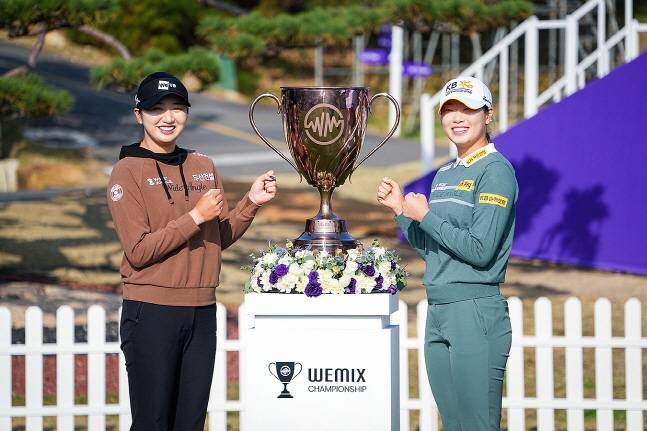 방신실(오른쪽)이 자신이 지목한 박혜준과 나란히 포즈를 취하고 있다. /사진=스포츠닷 제공