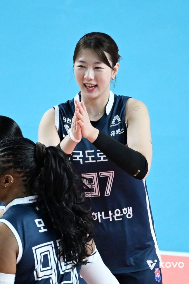 한국도로공사 강소휘가 15일 김천 실내체육관에서 열린 진에어 2025~2026 V리그 여자부 정규리그 2라운드 현대건설과 홈 경기에서 득점 후 기뻐하고 있다. /사진=한국배구연맹 제공