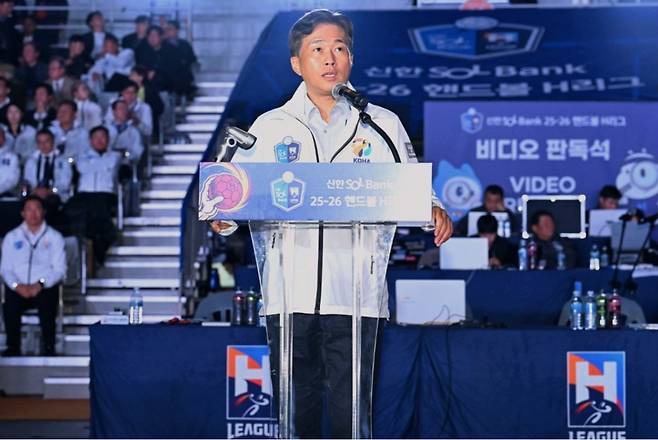 신한SOL Bank 25-26 H리그 개막을 선언하는 곽노정 한국핸드볼연맹 총재. /사진=한국핸드볼연맹 제공