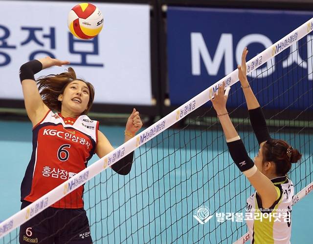 【대전=발리볼코리아 김경수기자】8일 대전시 충무체육관에서 열린 프로배구 2013-2014 V리그 여자부 KGC인삼공사 vs 현대건설 대전경기에서 KGC인삼공사 장영은의 공격을 현대건설 김수지가 블로킹하고 있다.2014.01.08.