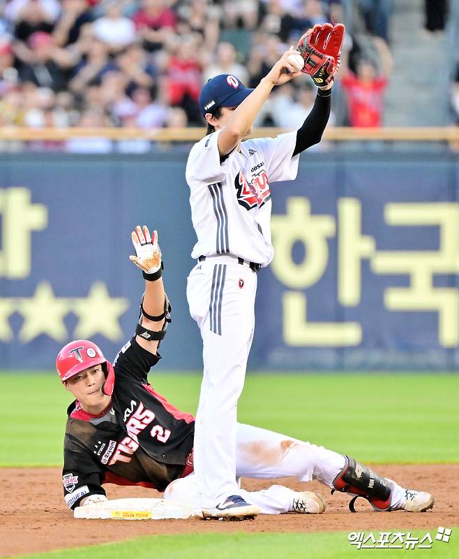 15일 오후 서울 송파구 잠실야구장에서 열린 '2025 신한 SOL Bank KBO리그' KIA 타이거즈와 두산 베어스의 경기, 4회초 1사 2루 KIA 박민이 1타점 적시타를 날린 후 두산 케이브의 송구때 2루까지 진루하고 있다. 엑스포츠뉴스 DB