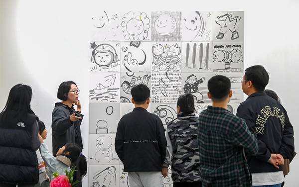 ▲ 2025 K-아트페어 대전을 찾은 시민들이 작품 설명을 듣고 있다. 김주형 기자 kjh2667_@cctoday.co.kr