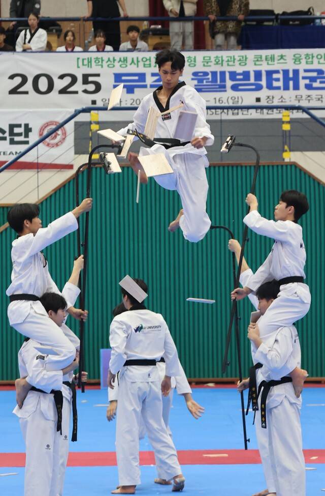 제21회 무주 웰빙 태권도 축제 개인 종합격파 경기가 열리고 있다. 조현욱 기자