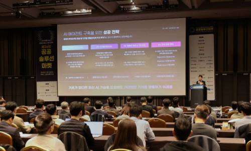 ◇지용구 더존비즈온 성장전략부문 대표가 지난 14일 서울 코엑스에서 열린 ‘제25회 공공솔루션마켓’에서 ONE AI PE 기반 공공 혁신 사례를 발표하고 있다.