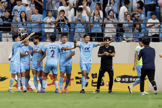 8월 23일 대구FC와 제주SK의 경기에서 대구의 정치인 선수(왼쪽에서 다섯번째)가 골을 넣은 뒤 동료들과 기쁨을 나누고 있다. 한국프로축구연맹 제공