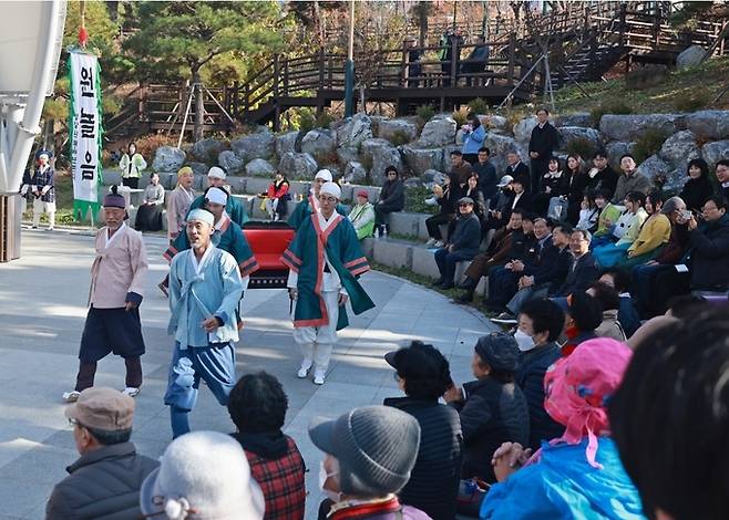 ▲ 14일 오후 산촌문화광장 상설공연장에서 열린 '제18회 영양원놀음 정기발표회'공연 모습