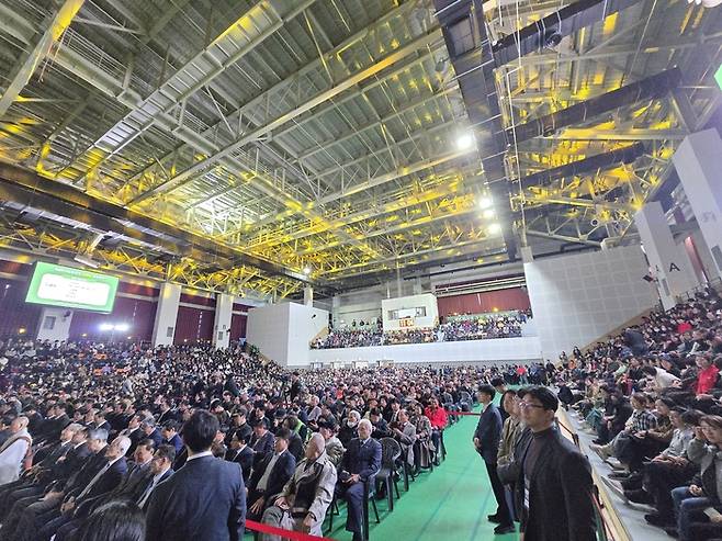 박정희 대통령 탄신 108돌 기념 문화행사가 14일 경북 구미시 복합스포츠센터에서 열렸다. 이날 박근혜 전 대통령, 이철우 경북도지사, 김장호 구미시장, 구자근·강명구·이만희·유영하 국회의원과 박정희 대통령 추모 단체, 시민 등 3천여명이 참석했다. <박용기 기자>