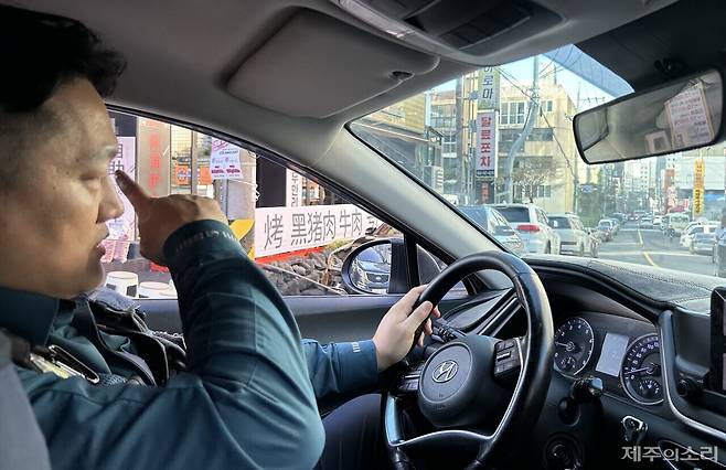 중국어 간판이 즐비한 제주시 연동의 한 골목을 순찰하고 있는 김현웅 경위. ⓒ제주의소리