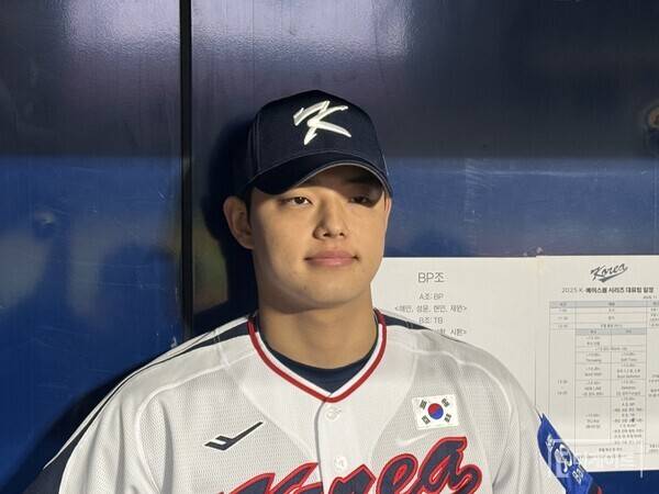 4일 고척돔에서 평가전 대비 국가대표팀 훈련을 앞두고 취재진을 만난 문동주. (사진=더게이트 박승민 기자)