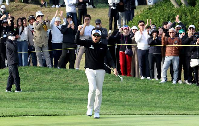 18번홀서 버디 잡은 박상현의 세리머니.(사진=KPGA 제공)