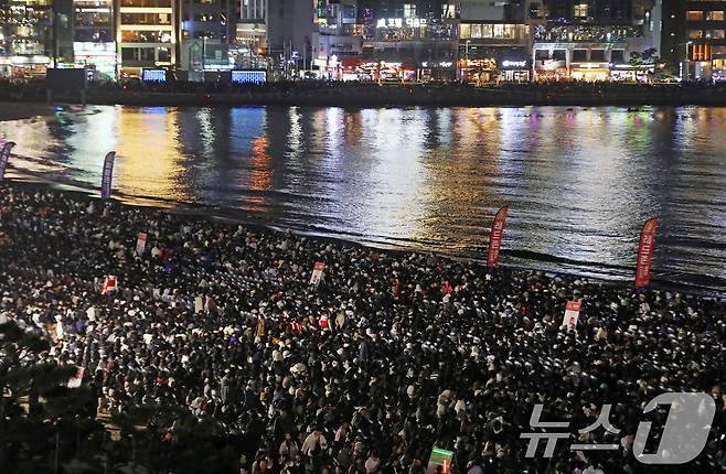 15일 오후 부산 수영구 광안리해수욕장 일대가 '제20회 부산불꽃축제'를 관람하기 위한 관람객들로 북적이고 있다. 2025.11.15/뉴스1 ⓒ News1 윤일지 기자
