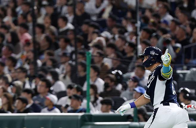 15일 일본 도쿄돔에서 열린 2025 K베이스볼 시리즈 대한민국과 일본의 평가전. 4회초 무사 1루 안현민이 선제 투런홈런을 쏘아올린 뒤 그라운드를 돌고 있다. 사진 | 도쿄=연합뉴스