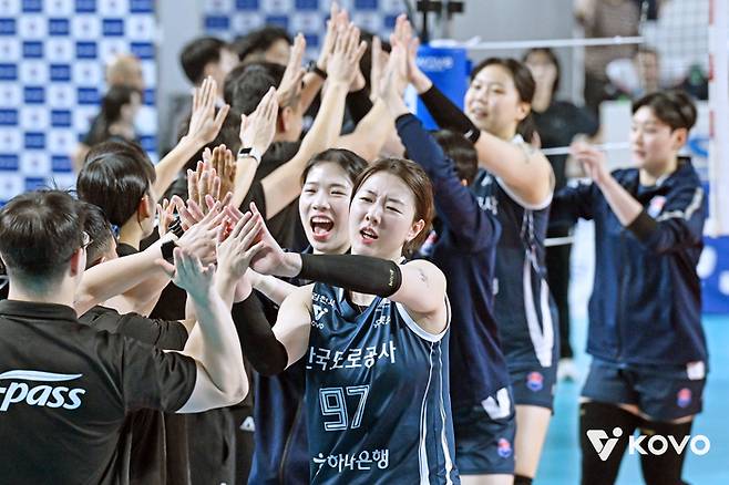 한국도로공사 선수들이 15일 김천에서 열린 현대건설과의 경기에서 승리한 뒤 하이파이브를 하고 있다. 제공 | 한국배구연맹