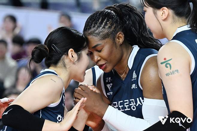 타나차와 이윤정. 제공 | 한국배구연맹