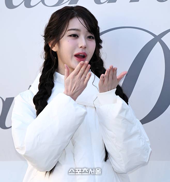 장원영이 포토월에서 팬들을 향해 키스를 보내고 있다. 이주상기자 rainbow@sportsseoul.com