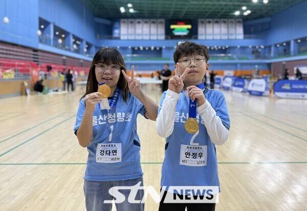 청량초 강다연 양과 안정우 군이 지난 15일 경남 밀양시배드민턴경기장에서 열린 '제18회 전국학교스포츠클럽축전' 스포츠스태킹 대회 종료 후 포즈를 취하고 있다./사진(밀양)=강의택 기자