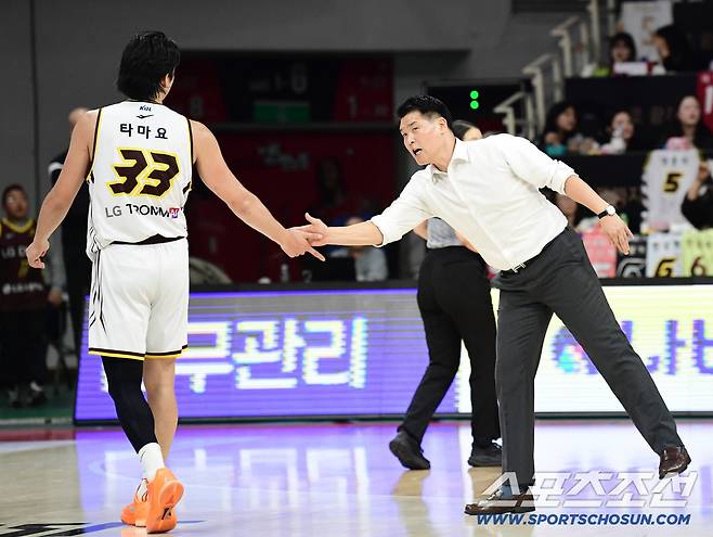 16일 안양 정관장아레나에서 프로농구 안양 정관장과 창원 LG의 경기가 열렸다. 타마요와 하이파이브를 나누고 있는 창원 LG 조상현 감독. 안양=송정헌 기자songs@sportschosun.com/2025.11.16/
