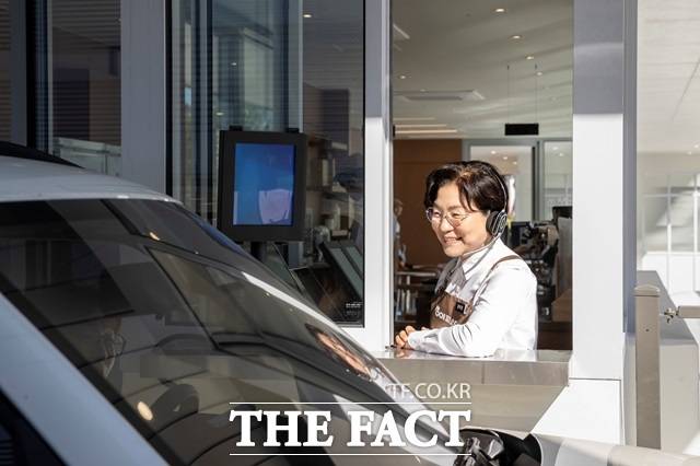 서울 은평구는 17일 자립준비청년들이 안정적인 일 경험을 쌓고 자립역량을 강화할 수 있도록 조성한 '은평에피소드' 카페를 개소했다고 밝혔다./은평구