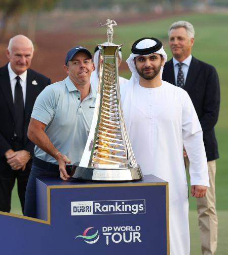 로리 매킬로이(왼쪽)가 DP월드투어 최종전인 투어 챔피언십 직후 레이스 투 두바이 트로피를 받고 있다. 두바이=EPA연합뉴스