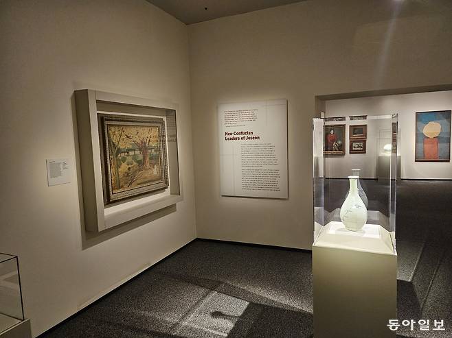 15일(현지 시간) 미국 워싱턴의 스미스소니언 국립아시아예술박물관에서 이건희 전 삼성 회장의 기증품 국외 순회전 ‘한국의 보물: 모으고, 아끼고, 나누다’가 개막했다. 이 전 회장의 기증품이 해외에서 전시되는 것은 처음이다. 국보 7점을 포함한 문화유산 297점, 한국 근현대미술 작품 24점 등 총 330여 점이 선보인다. 국보인 청화 대나무무늬 각병 백자가 전시된 내부 모습.워싱턴=신진우 특파원 niceshin@donga.com