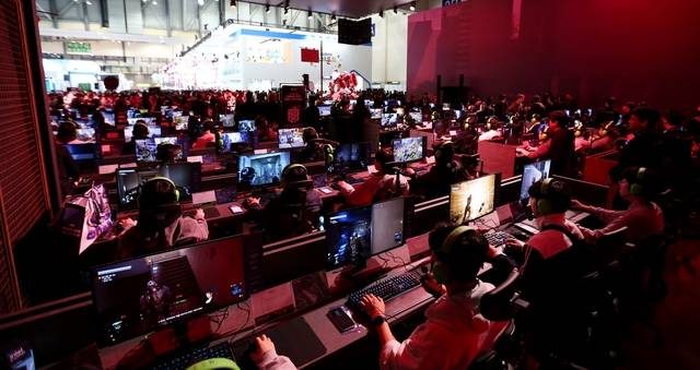 지스타 관람객들이 엔씨소프트 부스에서 신더시티를 시연하고 있다. 엔씨소프트 제공