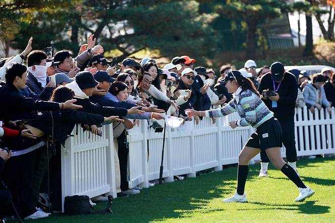 위믹스 챔피언십 1R에서 박현경이 팬들과 호흡하고 있다. 박현경은 이날 4언더파를 기록하며 데일리베스트를 차지했다.대회조직위 제공