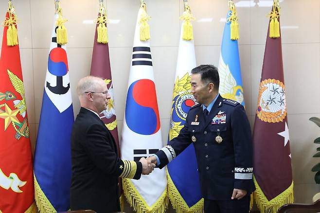 방한한 대릴 커들 미국 해군참모총장이 지난 14일 오후 서울에서 한국 국방부 출입기자들과 인터뷰를 하고 있다. 국방부 공동취재단