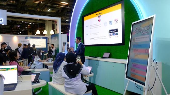 에듀테크 기업 관계자가 지난 5일 싱가포르에서 열린 제10회 에듀테크 아시아 콘퍼런스에서 에듀테크 기술 시연을 보이고 있다. 이우연 기자 azar@hani.co.kr