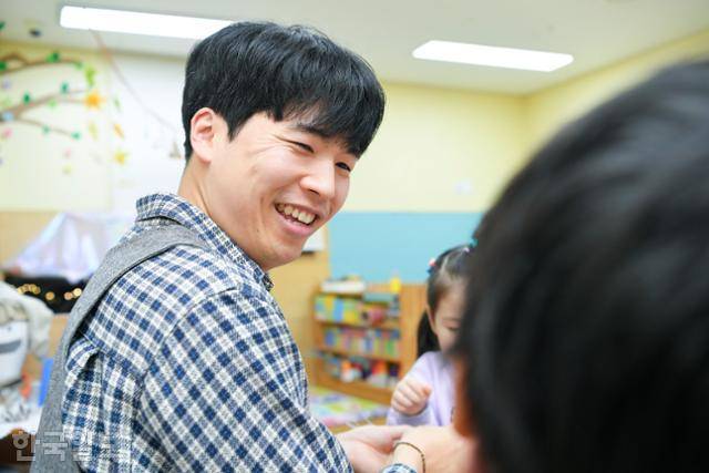 최요셉 교사가 10일 인천 부평 맑은내 어린이집에서 아이들과 함께 놀이하다 미소 짓고 있다. 인천=임지훈 인턴기자