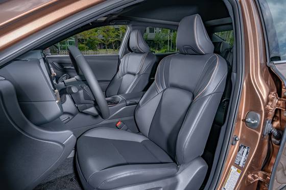 토요타 크라운 하이브리드 운전석.