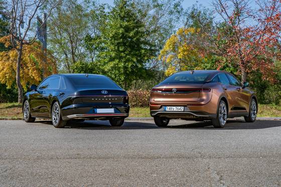 현대 그랜저 하이브리드(왼쪽)와 토요타 크라운 하이브리드.