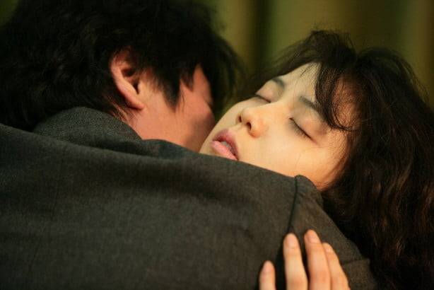 박찬욱 감독의 영화 '박쥐' 스틸컷. 이 영화는 에밀 졸라의 또 다른 작품 <테레즈 라캥>에서 영감을 받았다.