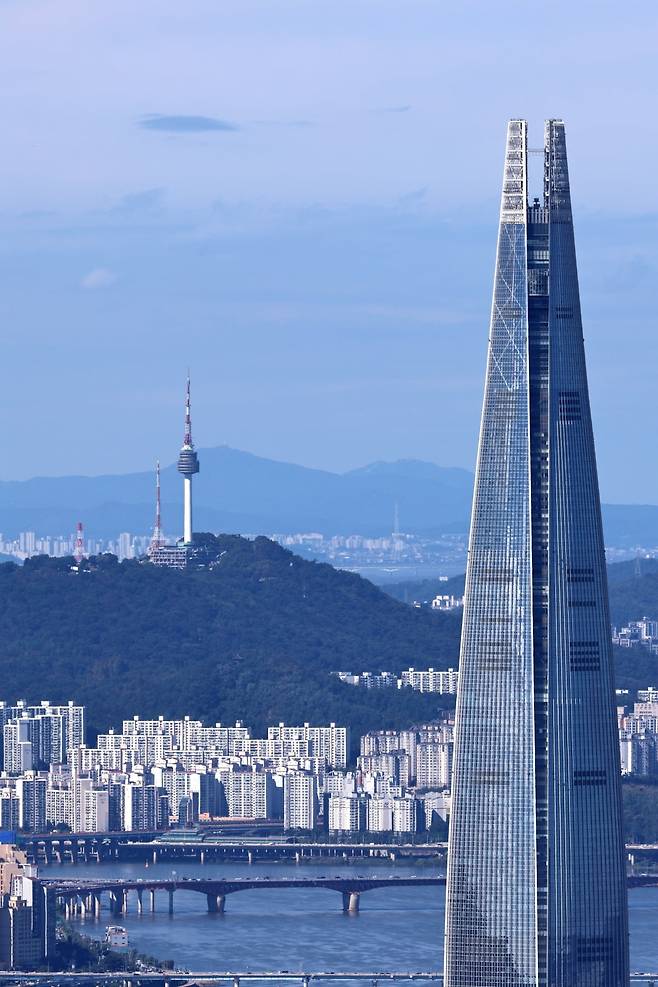 경기 광주시 남한산성에서 바라본 남산 서울타워와 롯데월드타워가 뚜렷하게 보인다./사진=뉴스1