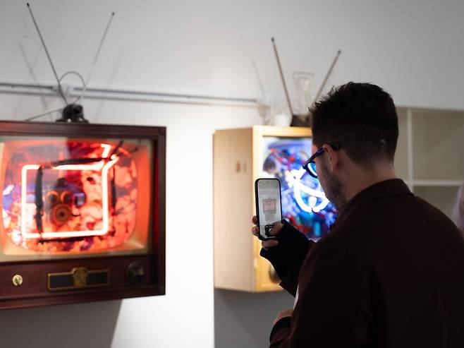 세바스찬 산체스 전 크리스티 디지털아트 세일즈 매니저가 아트링크갤러리에서 백남준의 작품을 휴대폰 카메라로 촬영하고 있다. 예술경영지원센터 제공