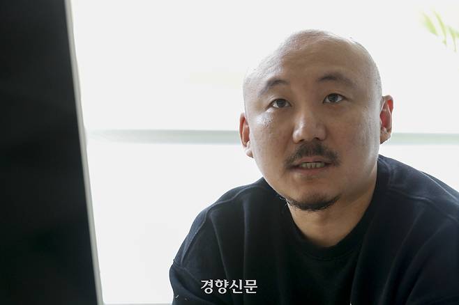 웹툰 작가 주호민씨가 지난해 2월 4일 경향신문과 인터뷰를 하고 있다. 문재원 기자