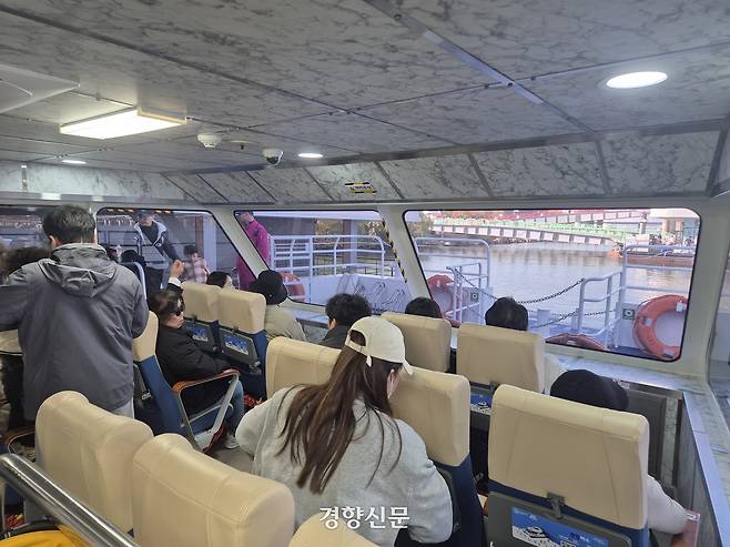 한강버스를 이용하는 시민들이 16일 서울 영등포구 한강버스 여의도선착장에서 한강버스에 승선해 자리에 앉고 있다. 김태욱 기자
