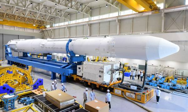 지난 9월 16일 전남 고흥군 나로우주센터에서 누리호가 4차 발사를 앞두고 최종 시험을 위해 조립도에서 상차 되고 있다. 연합뉴스