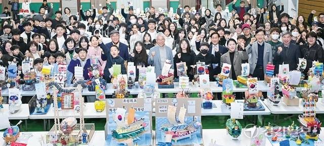‘2025 시민 중심 더 큰 파주, 대한민국 학생거북선창의탐구축제’가 15일 파주시민회관에서 전국 22개 시·군, 110개 초·중·고교에서 1천300여명이 참가한 가운데 열렸다. 개회식에 참석한 김태훈 파주시 문화국장, 이진아 파주시의회 운영위원장, 최종식 경기일보 기획이사, 최병운 파주교육지원청 교육국장 등 내빈과 참가 학생이 기념촬영을 하고 있다. 홍기웅기자
