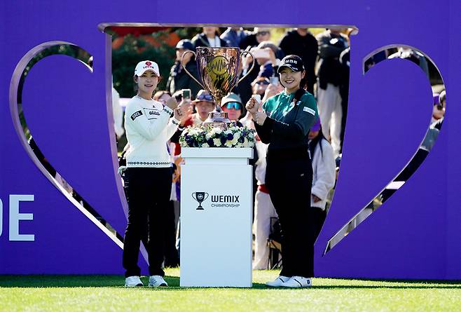 위믹스 챔피언십 첫날 싱글 매치플레이 경기에서 격돌한 황유민(왼쪽)과 유현조가 1번홀 출발에 앞서 포즈를 취하고 있다. 위믹스 챔피언십