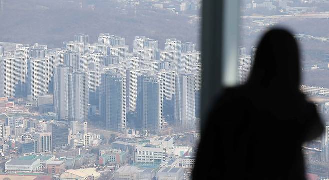 토허제 실시를 두고 부동산 수요자 사이선 강한 불만이 나온다. 사진은 서울 송파구 롯데월드타워에서 바라본 강남 아파트 단지 모습. (뉴스1)