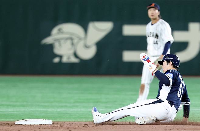 5일 일본 도쿄돔에서 열린 2025 K베이스볼 시리즈 대한민국과 일본의 평가전. 7회초 2사 1루에서 문현빈이 2루 도루에 성공하고 있다. 문현빈은 앞서 5회초 안타 1개가 오심에 의해 무산됐다. 연합뉴스