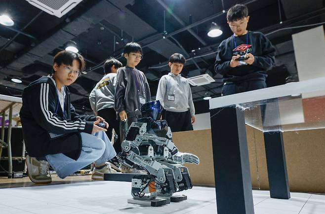 16일 서울 도봉구 시립창동청소년센터에서 열린 K-청소년로봇대회에서 참가 학생들이 휴머노이드 장애물용 로봇을 테스트하고 있다.
