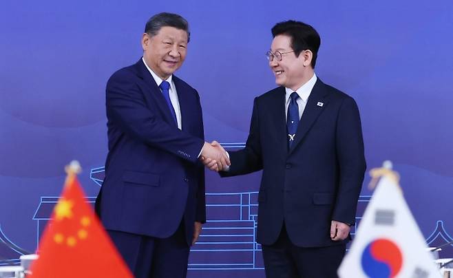 이재명 대통령과 시진핑 중국 국가주석이 1일 경북 국립경주박물관에서 한중 정상회담에 앞서 악수하고 있다. 2025.11.1 연합뉴스
