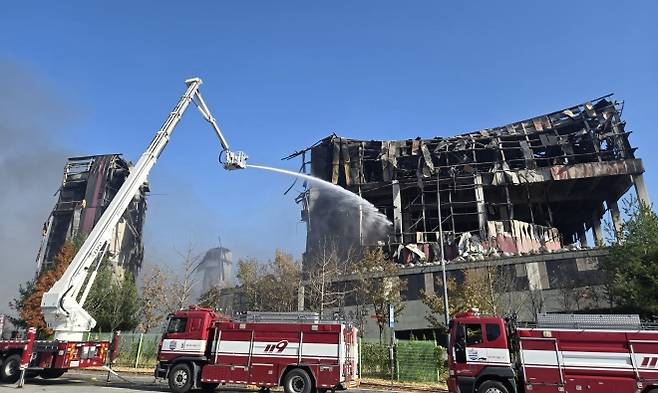 충남 천안 이랜드패션 물류창고 화재 이틀 째인 16일 출입구가 철골콘크리트만 남기고 붕괴돼 있다. 이종익 기자