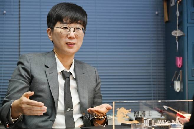 50만 유튜브 채널 ‘아는 변호사’를 운영하는 이지훈(48) 법무법인 로앤모어 대표변호사가 사울신문과의 인터뷰에서 질문에 답하고 있다. 안주영 전문기자.